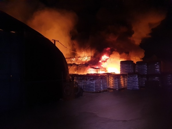14일 오전 3시27분쯤 경남 창원시 동읍의 한 비료공장 비닐하우스에서 불이 나 불길이 치솟고 있다.(창원소방본부 제공)
