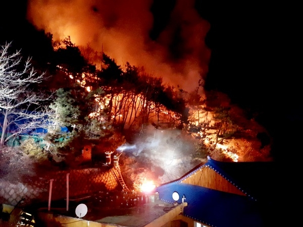 10일 오후 9시43분쯤 인천시 부평구 산곡동 철마산 에 있는 보각사에서 불이 나 철마산으로 번졌다.(인천부평소방서제공)