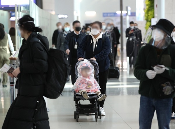 신종 코로나바이러스 감염증(코로나19)이 확산하고 있는 가운데 5일 인천국제공항 1터미널에서 한 어린이가 비닐을 뒤집어쓰고 출국장으로 향하고 있다.