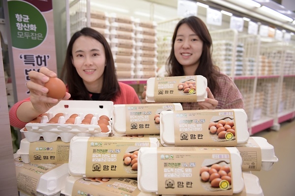 25일 서울 서초구 농협 하나로마트 양재점에서 모델들이 안심하고 먹을 수 있도록 폴리페놀 나노코팅기술로 생산된 맘란을 선보이고 있다.
