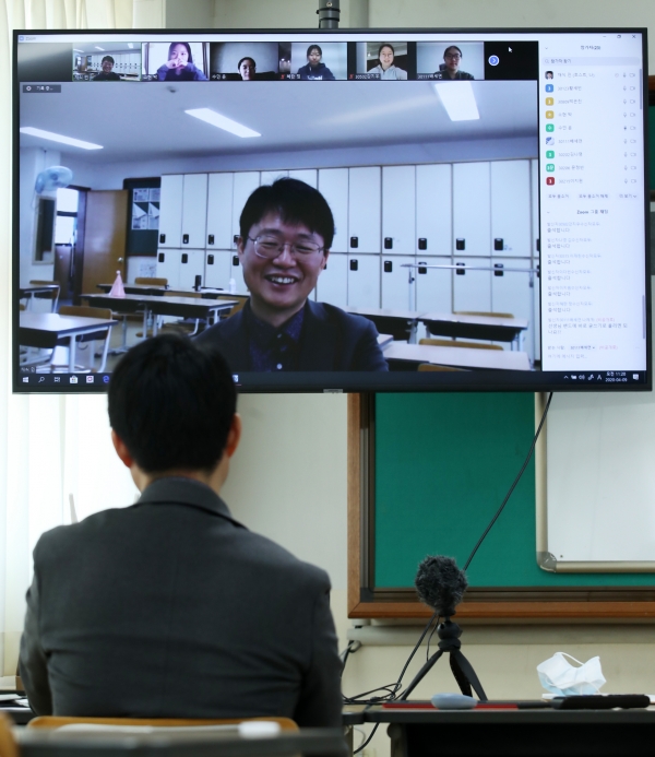 지난 9일 울산 남구 삼일여자고등학교 3학년 교실에서 한 교사가 온라인 수업 도중 미소를 보이고 있다.  2020.4.9