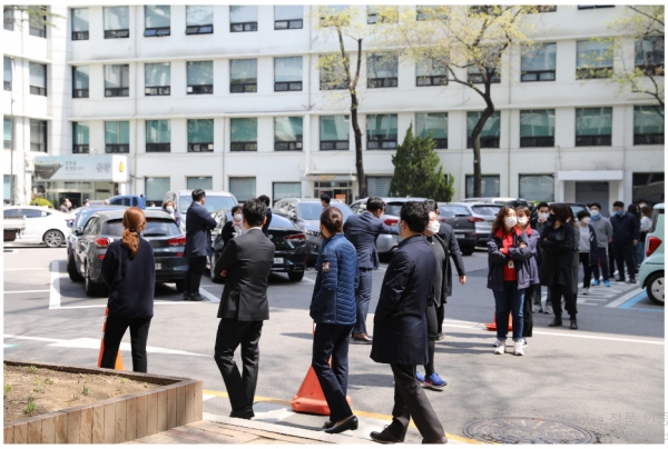 제21대 국회의원선거 사전투표 첫 날인 10일 오후 서울 종로구청 사전투표소를 찾은 시민들이 마스크를 쓰고 앞뒤 1m 간격을 유지한 채 줄 서있다. 이날 오후2시 기준 전국 사전투표율은 7.2%로 지난 20대 총선 3.3%보다 크게 높았다.
