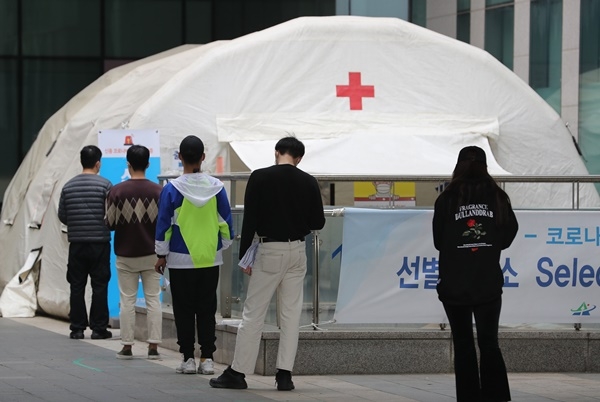 이태원 클럽 관련 신종 코로나바이러스 감염증(코로나19)의 지역 발생 확진자가 늘고 있는 10일 오후 서울 용산구보건소에 마련된 선별진료소를 찾은 시민들이 검사를 위해 줄을 서 있다.