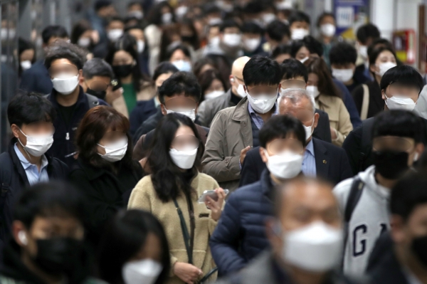 서울 지하철 광화문역에서 마스크를 착용한 시민들이 출근길 발걸음을 옮기고 있다.
