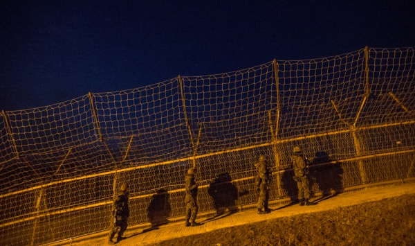 육군 25사단 GOP 장병들이 경기도 서부전선 최전방 GOP(일반전방초소)에서 철책 이상 유무를 점검하며 이동하고 있다. 2015.12.27