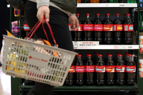 설탕, 콜라 등 소비자가 자주 구매하는 가공식품 가격이 1년 만에 최대 10% 가량 오른 것으로 조사됐다. 18일 한국소비자원이 발표한 ‘1월 다소비가격동향’에 따르면 전년 같은 기간에 비해 설탕은 11.0% 올랐고 된장과 콜라값도 각각 9.8%, 9.7%씩 상승했다. 사진은 이날 한 대형마트의 콜라 판매대 모습.2019.2.18