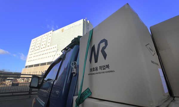 30일 오전 서울 송파구 동부구치소에 보호용작업복을 실은 차량이 들어가고 있다.