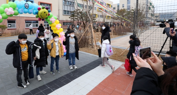 2021학년도 초·중·고교 신학기 첫 등교가 시작된 2일 오전 서울 강동구 강빛초등학교에서 학생들이 기념촬영을 하고 있다. 2021.3.2 (사진 뉴스1)