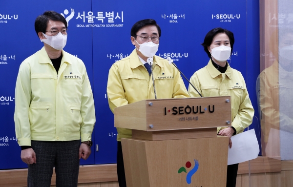 지난 22일 오전 서울 중구 서울시청 브리핑룸에서 열린 '시-자치구 협력 위기극복 재난지원금 설명회'  (사진 뉴스1)