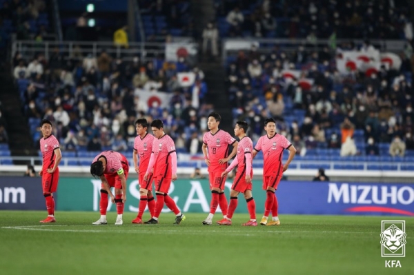 25일 일본 요코하마시 닛산스타디움에서 열린 한일전에서 0-3으로 패한 대한민국 축구대표팀 선수들이 아쉬워하고 있다. (대한축구협회 제공)