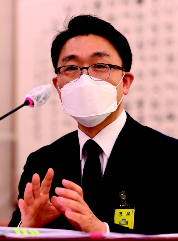 김진욱 공수처장이 지난 1월 19일 열린 후보자 국회 인사청문회에서 의원들의 질의에 답변하고 있다.