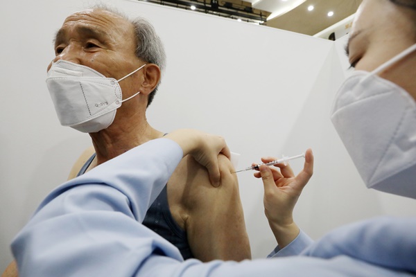 지난 2일 서울 성동구청에 마련된 신종 코로나바이러스 감염증(코로나19) 예방접종센터에서 만 75세 이상 어르신이 코로나19 백신 접종을 받고 있다.