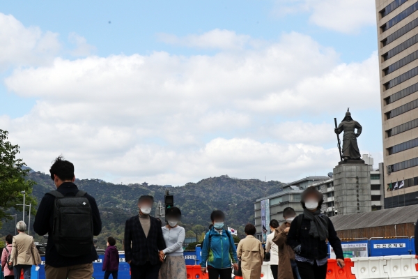 맑은 하늘과 함께 찬바람 찾아온 13일 오후 서울 세종대로 사거리에서 시민들이 발걸음을 재촉하고 있다. (사진 뉴스1)