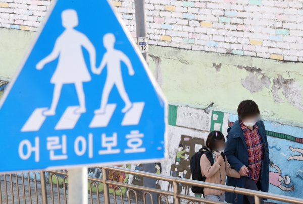 서울의 한 초등학교에서 지난 9일 학생이 학부모 손을 잡고 등교하고 있다. 2021.4.9 (사진 뉴스1)