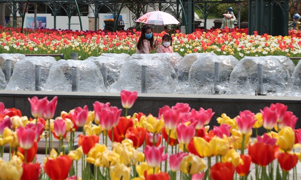 한낮 기온이 28도까지 오르며 초여름 날씨를 보인 21일 오후 대전 오월드에서 시민들이 분수대를 바라보며 더위를 식히고 있다.