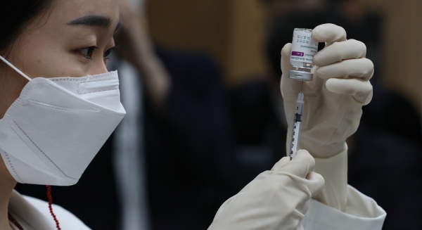 3일 오전 서울 용산구보건소에서 한 의료진이 아스트라제네카 코로나19 백신을 소분하고 있다. 2021.5.3 (사진 뉴스1)