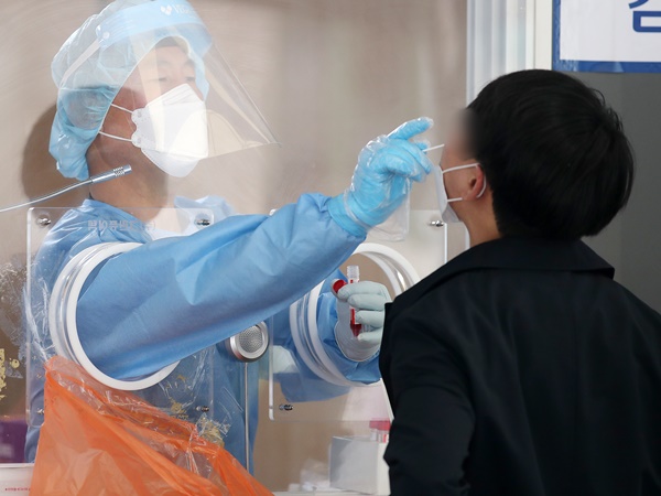 신종 코로나바이러스 감염증(코로나19) 확산세가 지속되고 있는 4일 오후 서울 중구 서울역광장에 마련된 신종 코로나바이러스 감염증(코로나19) 임시선별진료소에서 시민들이 검사를 받고 있다.