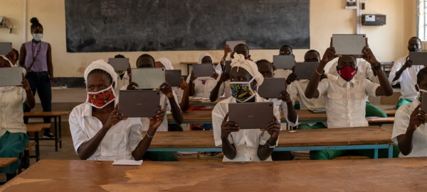 케냐 카쿠마 난민촌 그린라이트 중등학교(Green Light Secondary School) 학생들이 ‘갤럭시탭’을 보여주고 있다.(사진제공 : 유엔난민기구, ©UNHCR/Samuel Otieno)