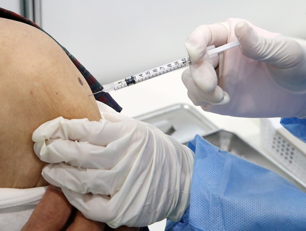 7일 오후 서울 관악구 코로나19 예방접종센터에서 한 어르신이 백신(화이자) 접종을 하고 있다.