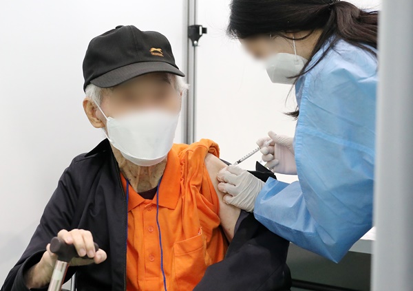 지난 7일 오후 서울 관악구 코로나19 예방접종센터에서 한 어르신이 백신(화이자) 접종을 하고 있다.