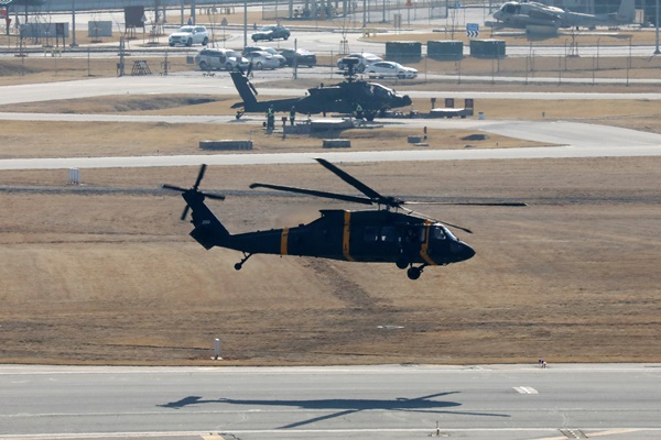 경기도 평택 소재 주한미군기지 '캠프 험프리스'에서 미군 헬기가 이륙하고 있는 모습.