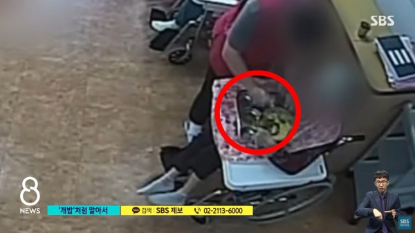 제주도 서귀포시 소재의 한 요양병원에서 노인들에게 이른바 '잡탕 배식'하는 장면이 포착됐다. (SBS 뉴스 갈무리)