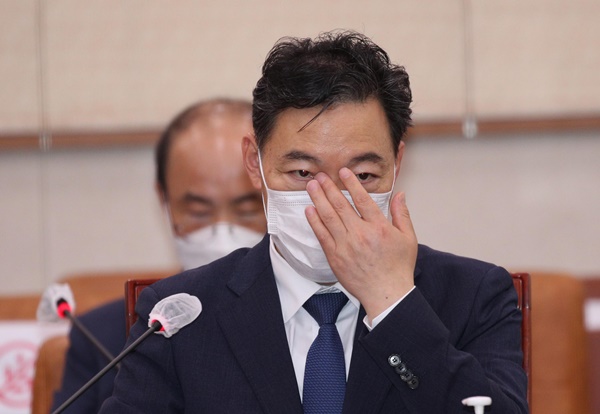 김오수 검찰총장 후보자가 26일 오후 서울 여의도 국회 법제사법위원회에서 열린 인사청문회에서 마스크를 고쳐쓰고 있다.