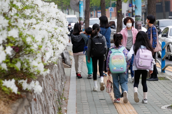 지난 4월22일 서울 시내 한 초등학교에서 마스크 쓴 학생들이 등교하고 있다. (사진 뉴스1)