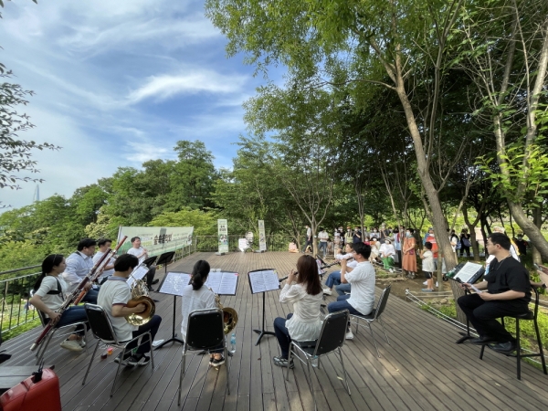 강남문화재단은 2021년 강남예술단 찾아가는 공연 '톡톡! 음악배달부'의 첫 번째 공연을 지난 12일(토) 대모산숲속야생화원에서 개최했다.