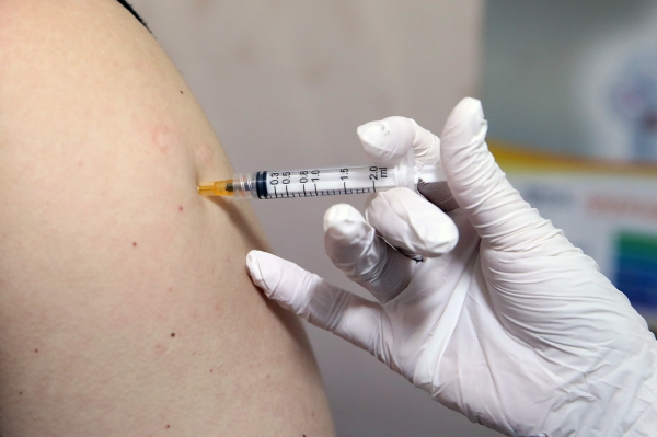 신종 코로나바이러스 감염증(코로나19) 얀센 백신 접종 이틀째인 지난 11일 오전 서울 종로구의 한 의원에서 시민이 얀센 백신접종을 하고 있다. 2021.6.11 (사진 뉴스1)