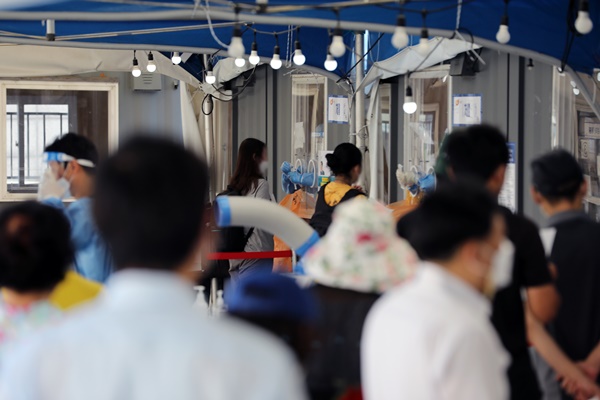 21일 오전 서울 중구 서울역광장에 마련된 신종 코로나바이러스 감염증(코로나19) 선별검사소를 찾은 시민들이 검사를 받고 있다.