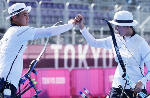 대한민국 양궁대표팀 안산과 김제덕이 24일 일본 도쿄 유메노시마 공원 양궁장에서 열린 2020 도쿄올림픽 혼성단체전에서 금메달을 차지했다.