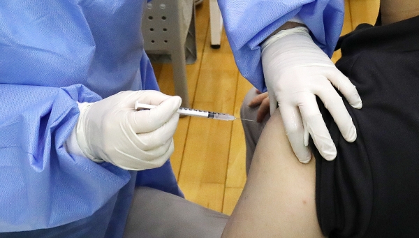 26일 서울 중구 예방접종센터에서 한 시민이 백신접종을 하고 있다. 2021.7.26 (사진 뉴스1)