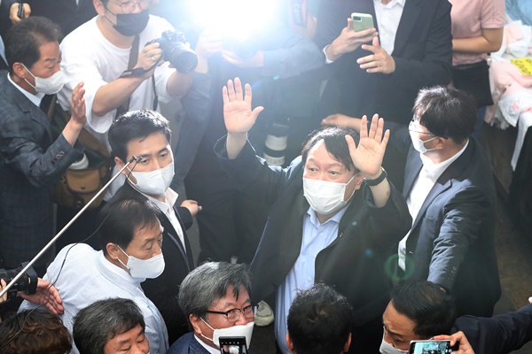 야권 대선주자인 윤석열 전 검찰총장이 지난 20일 낮 대구 서문시장을 찾아 상가 연결통로에 환영 나온 시민들을 향해 손을 흔들어 인사하고 있다.