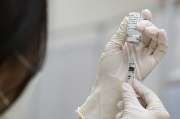 5일 오전 서울 동작구 보건소 예방접종센터에서 의료진이 백신을 주사기에 담는 모습