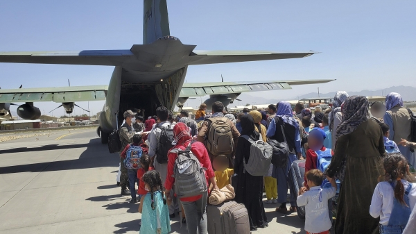 국내 이송이 결정된 아프가니스탄인들이 25일(현지시간) 카불 공항에서 공군 C-130J '슈퍼 허큘리스' 수송기에 탑승하기 위해 대기하고 있다. (공군 제공) 2021.8.26