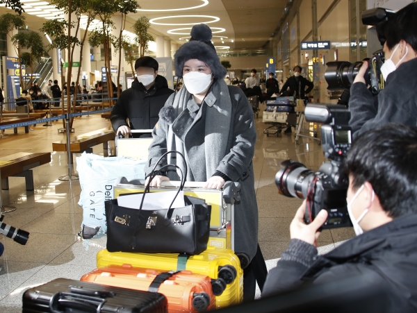 2015년 미국으로 강제 출국 조치 됐던 에이미가 지난 1월 20일 인천국제공항을 통해 입국하고 있다. 2021.1.20 (사진 뉴스1)
