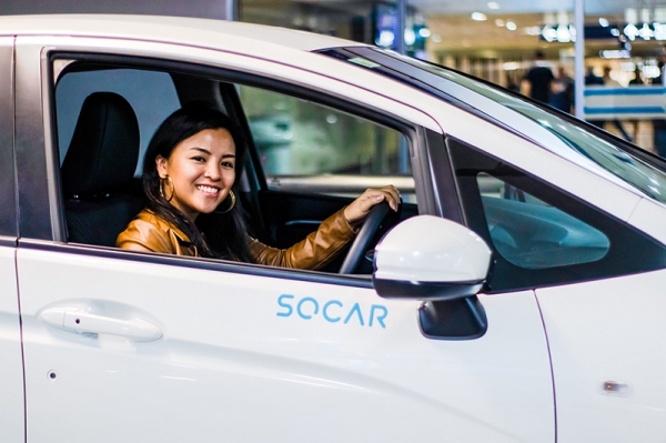 SK㈜는 말레이시아 차량 공유 1위 사업자인 쏘카 말레이시아(Socar Mobility Malaysia)가 650억원(5500만달러) 규모의 투자를 유치했다고 16일 밝혔다. 사진은 한 말레이시아 여성이 쏘카 차량에 탑승한 모습. [SK㈜ 제공]