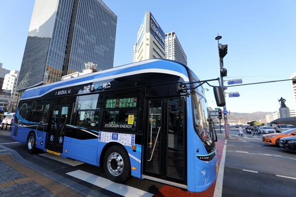 수소버스(370번 버스)가 서울 종로구 도심일대에서 운행하는 모습(자료사진)