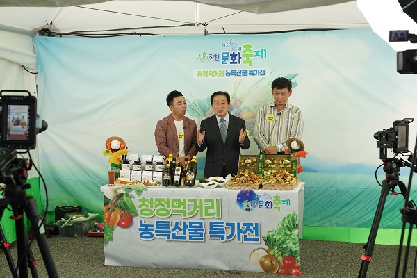 축제에서 농산물 특별판매 중인 송기섭 군수