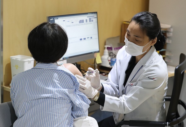 지난해 10월 20일 오후 서울 강서구 한국건강관리협회 서울서부지부에 한 시민이 독감백신을 접종 받고 있다.