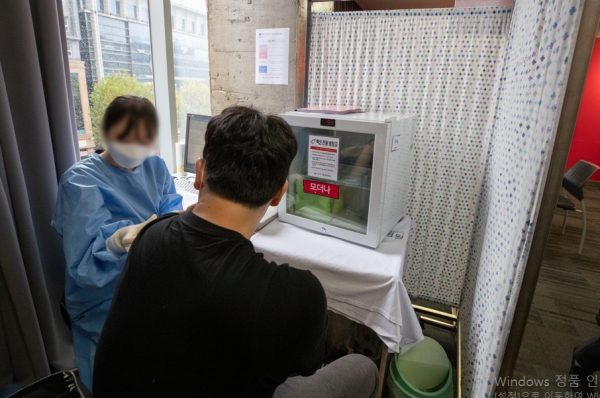 얀센 백신 접종자를 대상으로 추가접종(부스터샷)이 진행되고 있는 8일 오전 서울 관악구 에이치플러스 양지병원에서 접종 대상자가 백신을 접종하고 있다. 2021.11.8