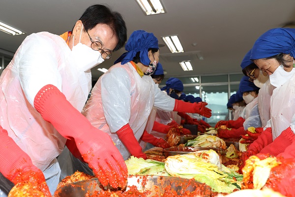 사랑의 김장김치 및 쌀 나눔 행사에 참여하고 있는 이승옥 강진군수와 여성단체협의회원들