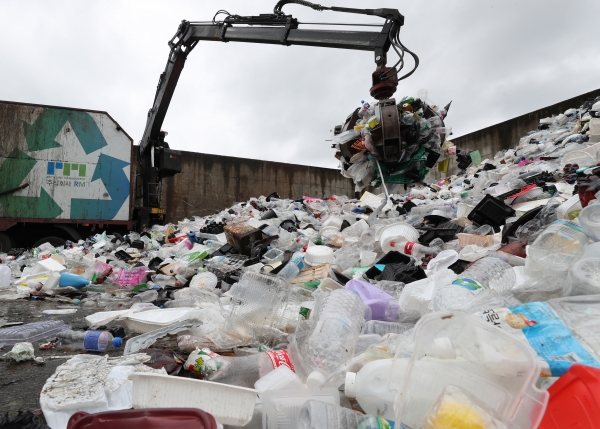 경기도 수원시 영통구 수원시자원순환센터에 플라스틱 재활용 쓰레기들이 쌓여있다. 2021.8.24