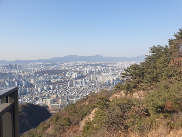 서울 용마산에서 바라본 도심
