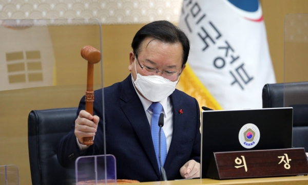 김부겸 국무총리가 11일 정부세종청사에서 열린 서울-세종 영상 국무회의에서 의사봉을 두드리고 있다.