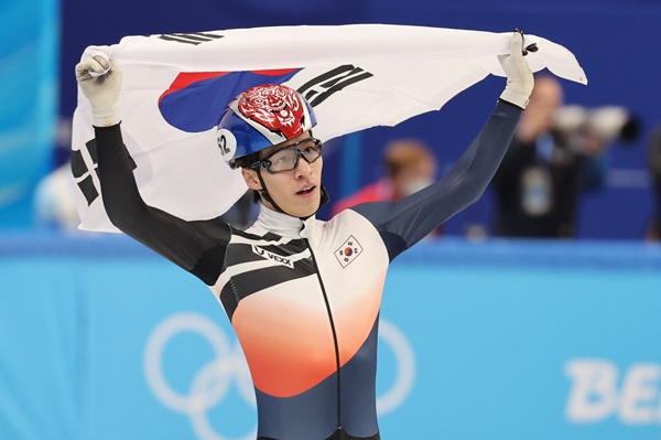 9일 오후 중국 베이징 수도실내체육관에서 열린 2022 베이징 동계올림픽 쇼트트랙 남자 1500m 결승 경기에서 황대헌이 1위로 금메달을 획득 후 태극기를 흔들며 환호하고 있다. 