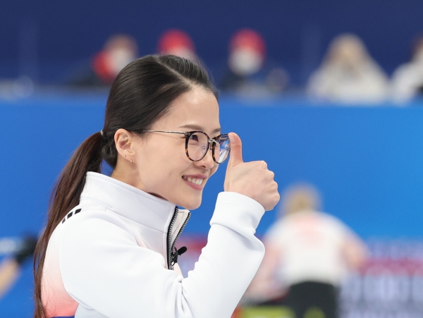 대한민국 컬링 대표팀의 김은정이 14일 중국 베이징 내셔널 아쿠아틱 센터에서 열린 2022 베이징 동계올림픽 컬링 여자 단체전 일본과의 경기에서 10-5 승리를 거둔 뒤 기뻐하고 있다.
