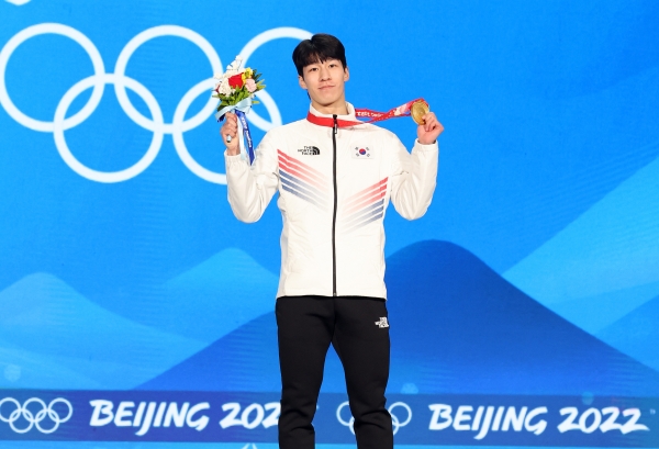 황대헌이 지난 10일 중국 베이징 메달플라자에서 열린 2022 베이징 동계올림픽 쇼트트랙 남자 1500m 메달수여식에서 금메달을 목에 걸고 있다.