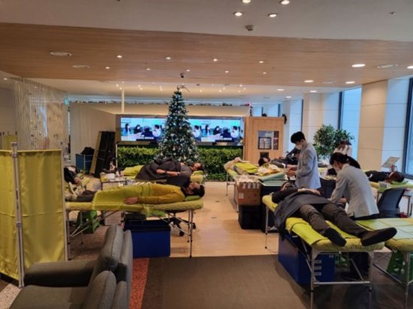 지난해 12월 서울시 종로구 SK 서린사옥에서 SK 구성원들이 헌혈에 참여하고 있는 모습. [SK 제공]